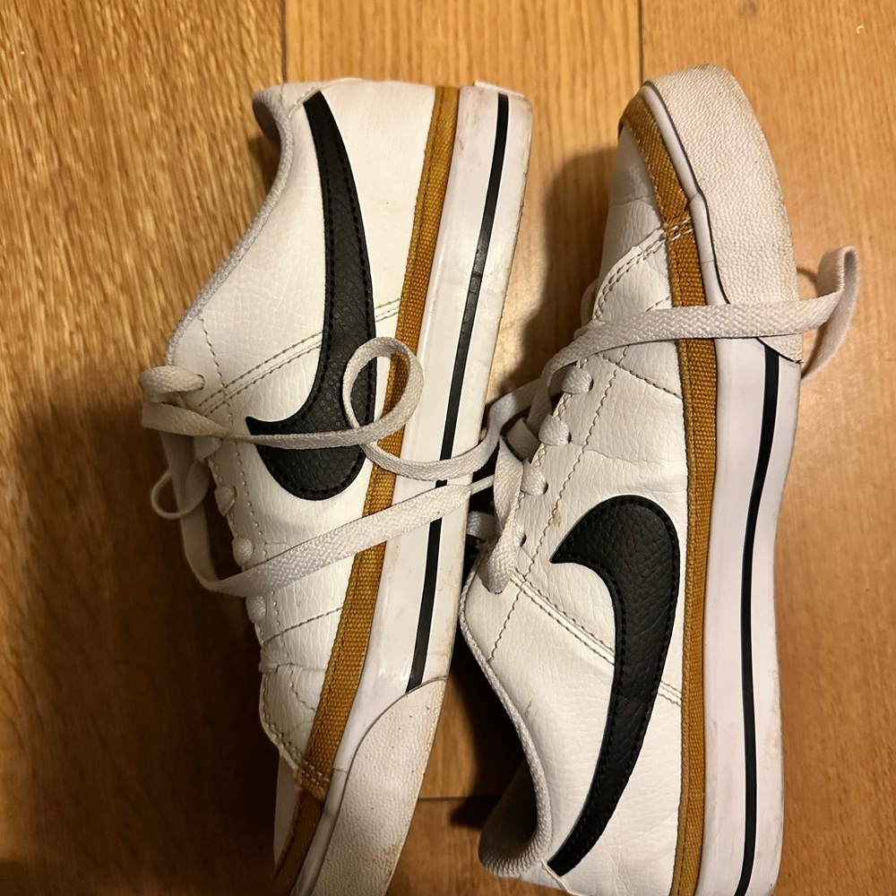 Nike White and Black Sneakers
